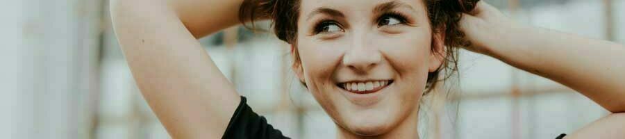 Face Yoga und natürliche Anti-Aging Seren
