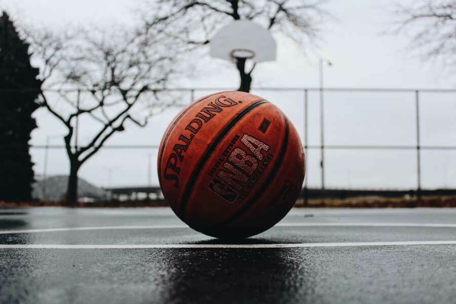 Basketball: beliebte Sportart spielen und trainieren
